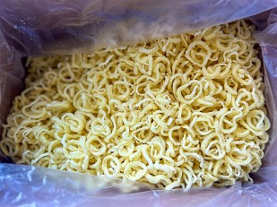 Мучные полоски КРАСНЫЕ со вкусом пряной говядины 76 гр: Луковые кольца 