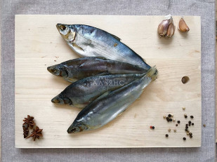 Деревенские гренки с холодцом и хреном: Пелядь вяленая