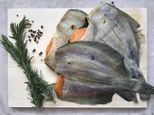 Сурские гренки Чеснок с зеленью (100 гр): Камбала камчатская вяленая с икрой