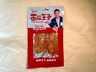 Японские снеки и крекеры: Мучные полоски КРАСНЫЕ со вкусом пряной говядины 76 гр